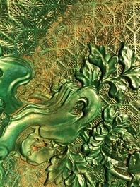 Un plat en laque verte &agrave; d&eacute;cor floral, Chine, 19/20&egrave;me